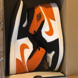 Jordan 1 mid orange Color way